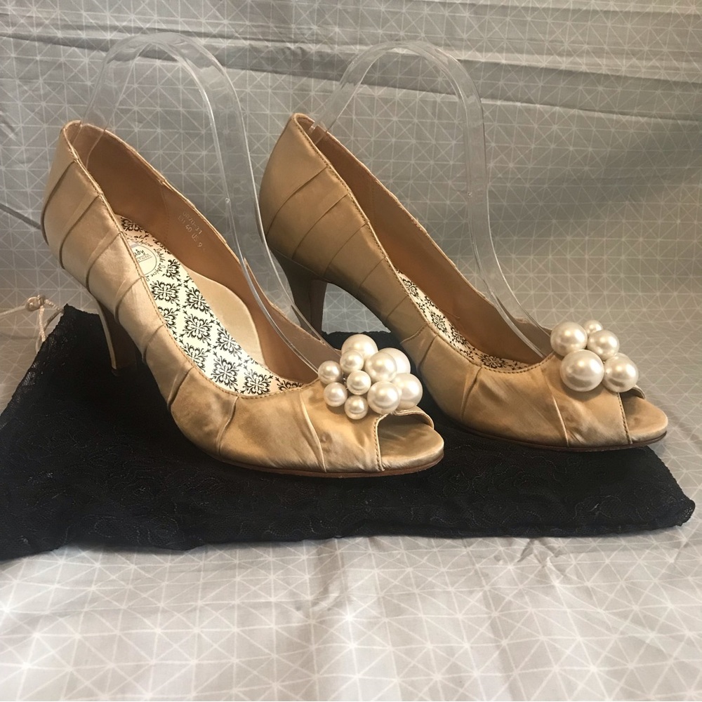 Hey Lady Champagne Goggles Silk Satin Peep Toe Pump in Gold 40